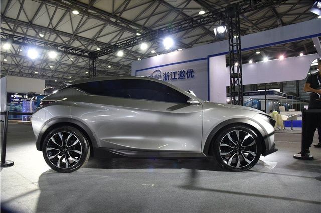 У Китаї показали свій варіант Tesla Model X - фото 186681