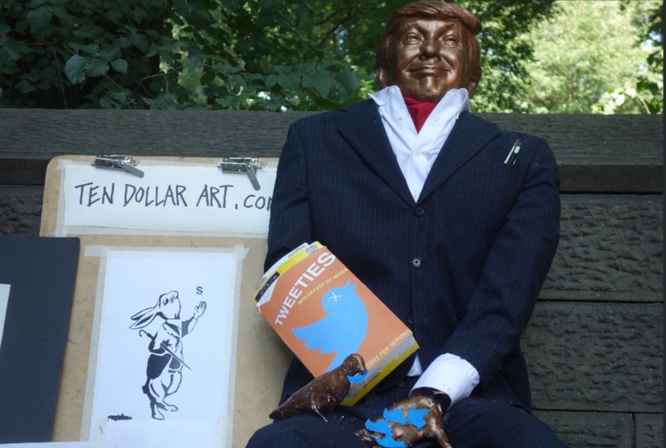 Трамп годує твітами голубів. У Нью-Йорку з’явилась кумедна статуя: фотофакт