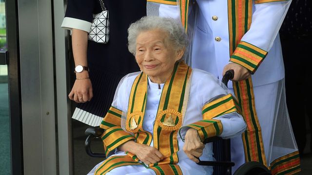 Ніколи не пізно! 91-річна таїландка стала бакалавром - фото 188145