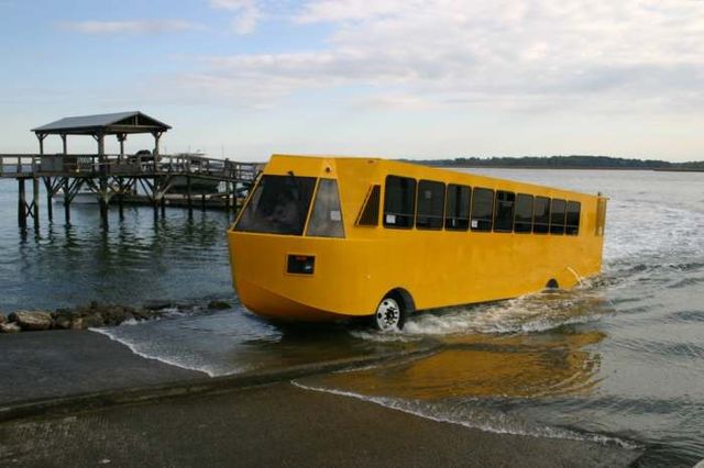 Автобус, який повноцінно тримається на воді - фото 188747