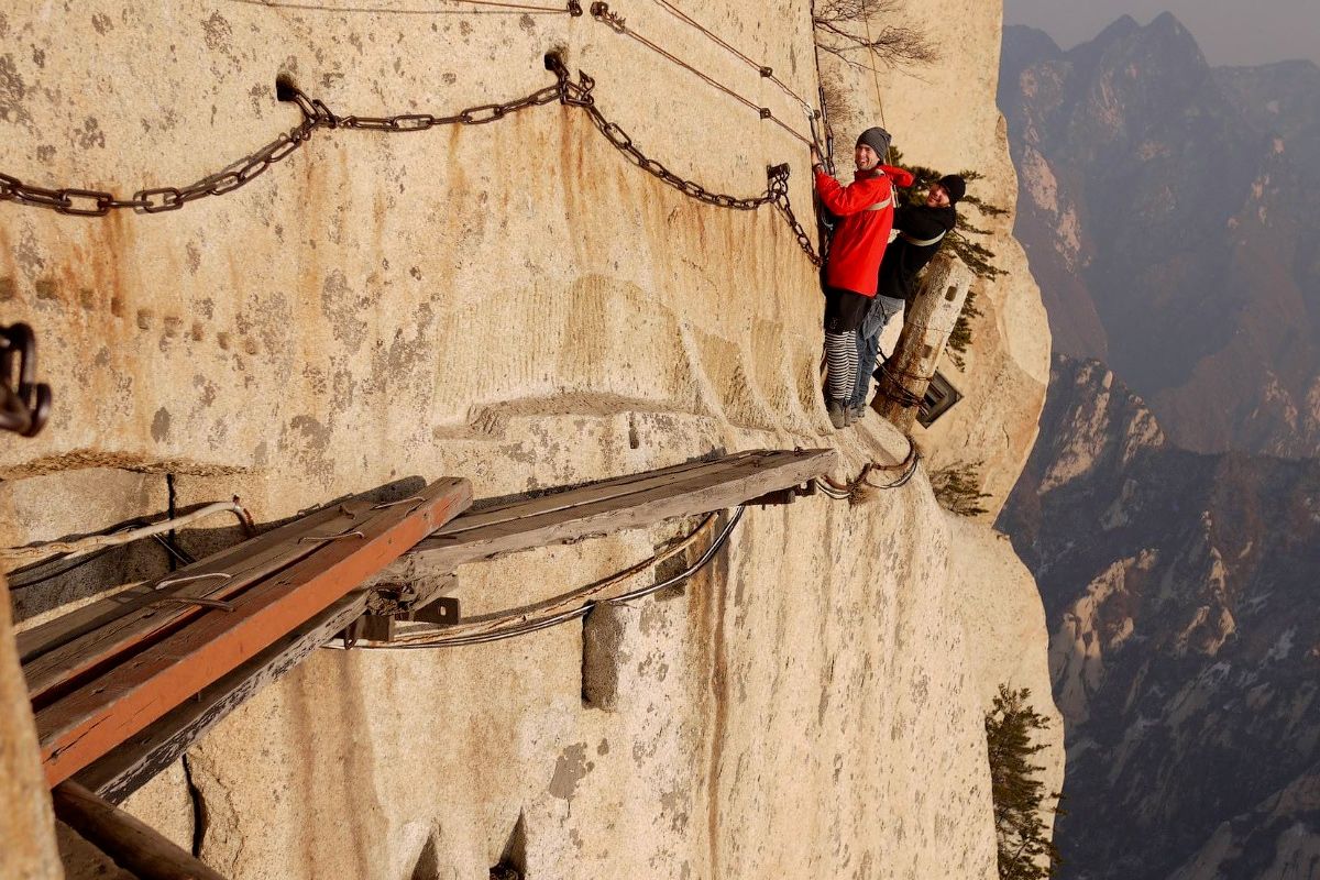 Як виглядає спуск по "стежині смерті": моторошне відео