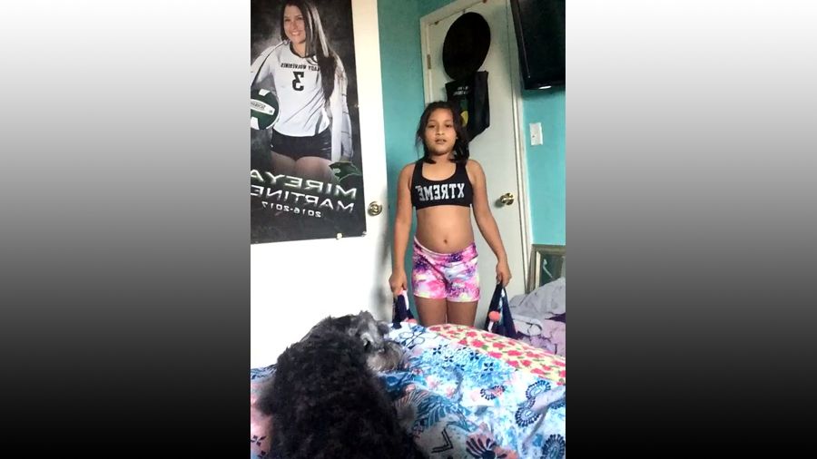 Кумедний пес, якого шокують фокуси, став зіркою мережі