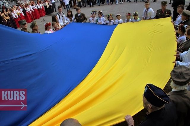 Як в Україні відзначили День прапора: фоторепортаж - фото 190904