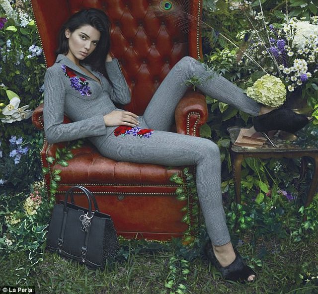 Дуже спекотно! Кендалл Дженнер знялася в рекламній кампанії La Perla - фото 191714