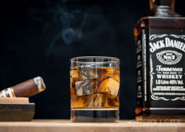 Вчені з'ясували, що віскі з камінням смачніше, ніж з льодом - фото 191208