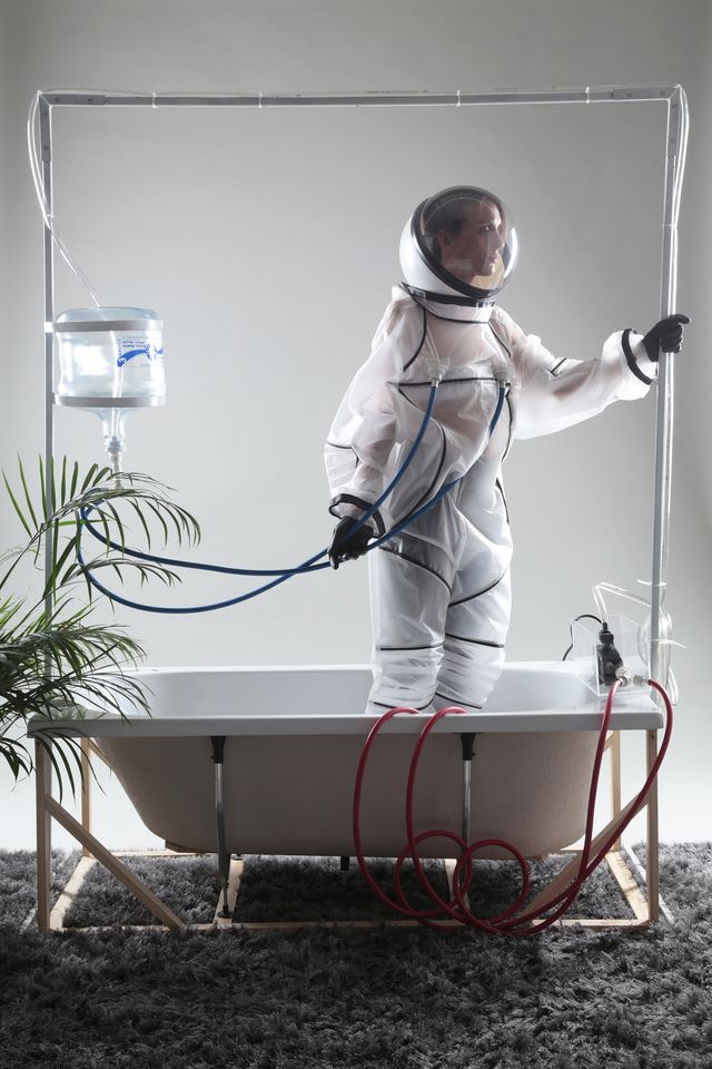Винайдено костюм для приймання ванни в космосі - фото 186646