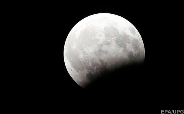 Як виглядає часткове місячне затемнення на Землі: дивовижні фото та відео - фото 186949