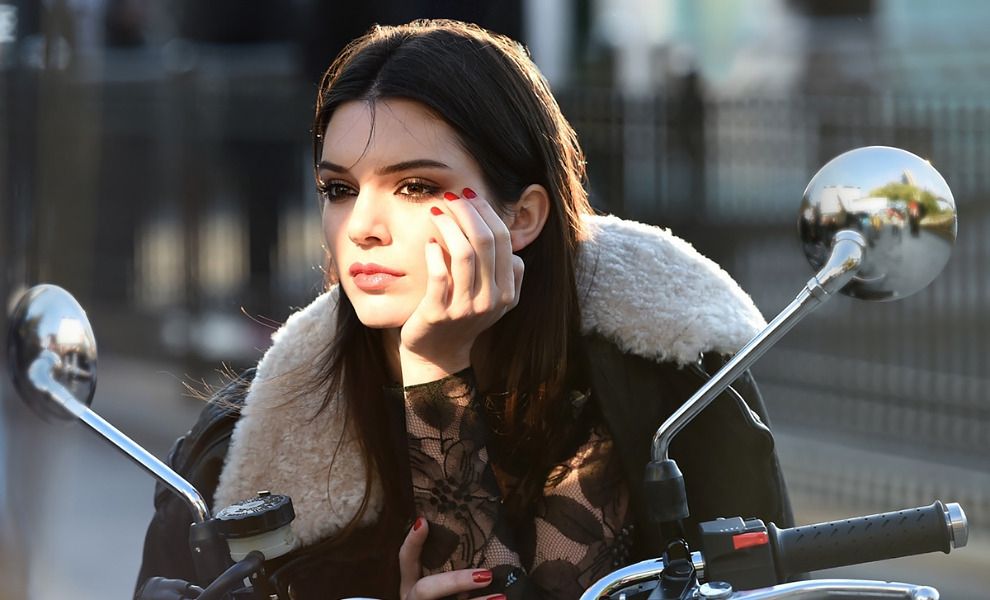 Розкішні вигини Кендалл Дженнер не перестають тішити - фото 1