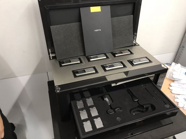 Vertu розпродає свої преміум-телефони - фото 187997