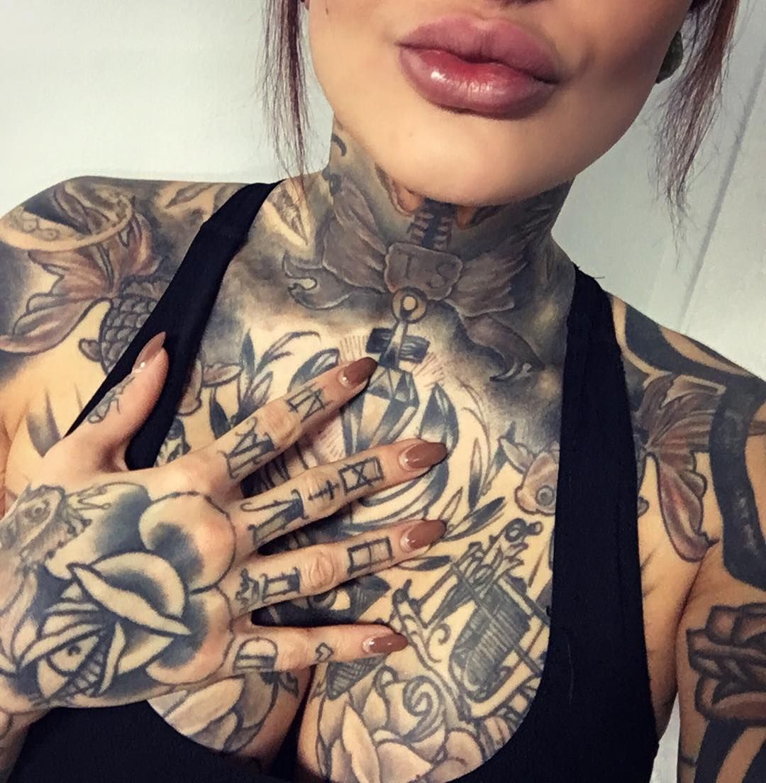 Фотомодель з Німеччини покрила майже все своє тіло татуюваннями: ефекті фото