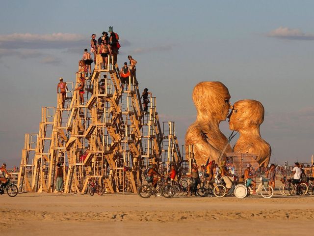 На фестивалі Burning Man в США спалять ціле місто: вражаючі фото - фото 190243