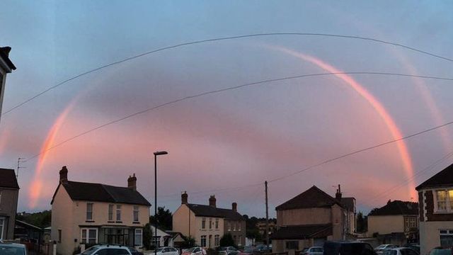 Британців вразила незвичайна веселка в небі: дивовижні фото - фото 187290