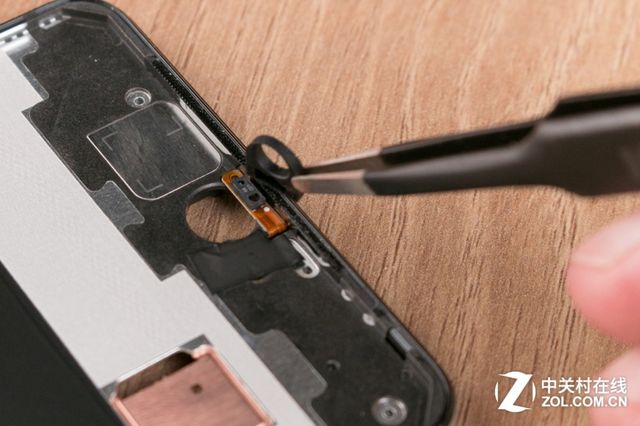 Усередині цікавіше: Sharp Aquos S2 потрапив до рук майстрів - фото 188795