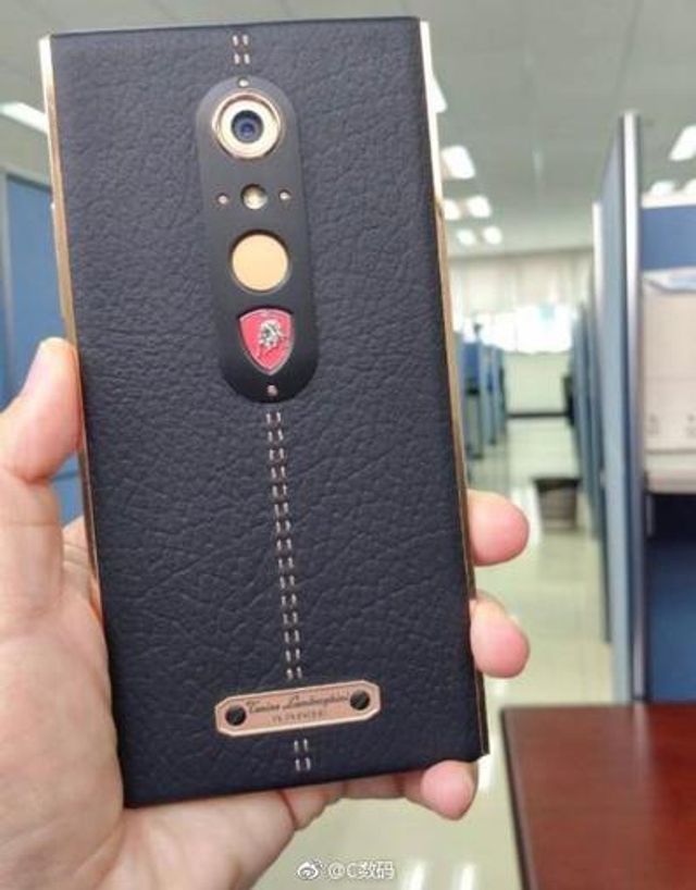 Lamborghini випустила смартфон за кілька тисяч доларів - фото 190915