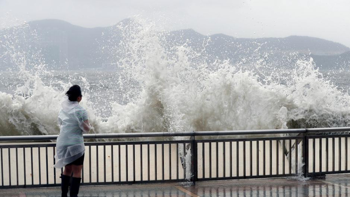 Потужний тайфун накрив Гонконг: моторошні кадри - фото 1