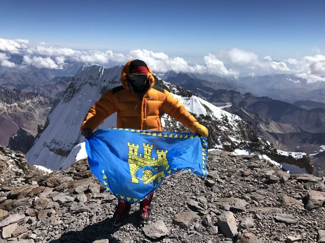 Альпініст Роман Городечний з прапором Львова на найвищій горі у США - Аконкагуа - фото 190707