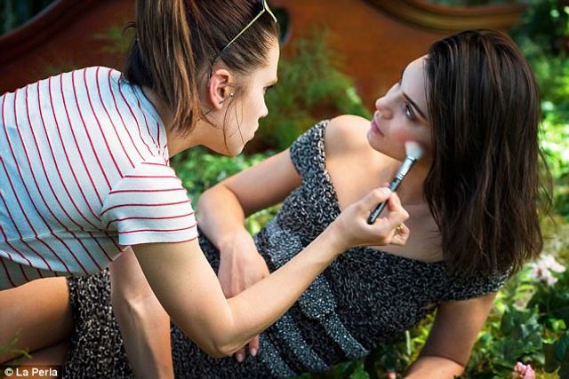 Дуже спекотно! Кендалл Дженнер знялася в рекламній кампанії La Perla - фото 191711