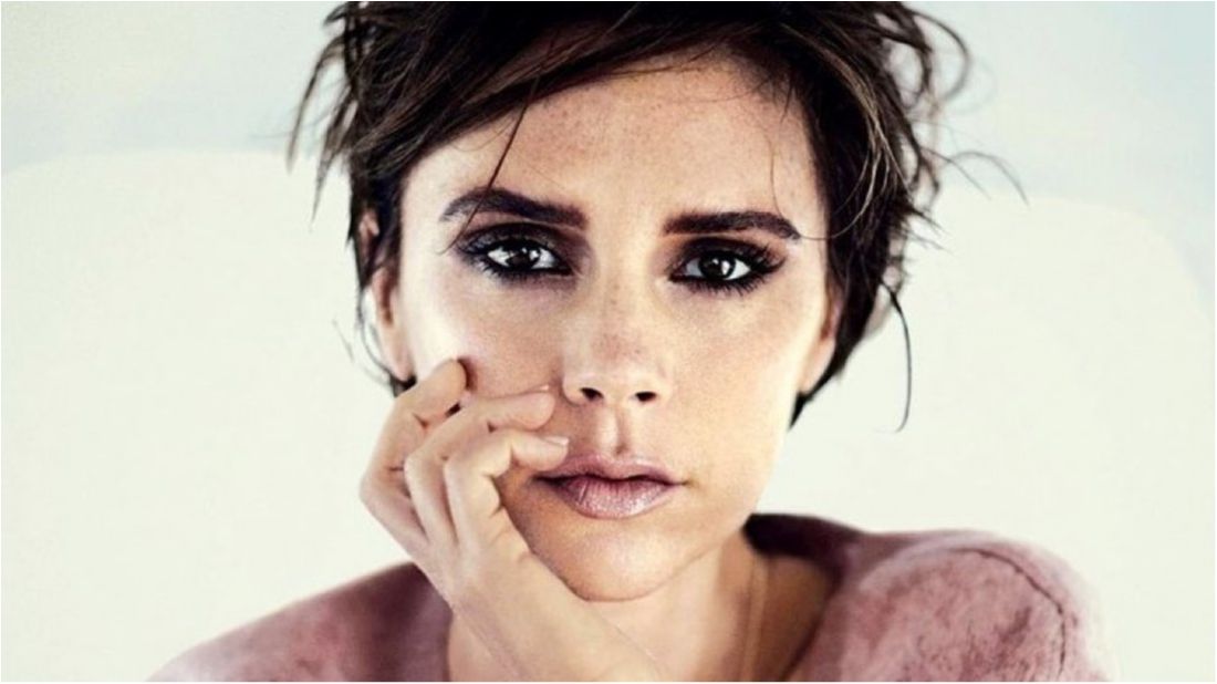 Дизайнер позує у рожевому костюмі - фото 1