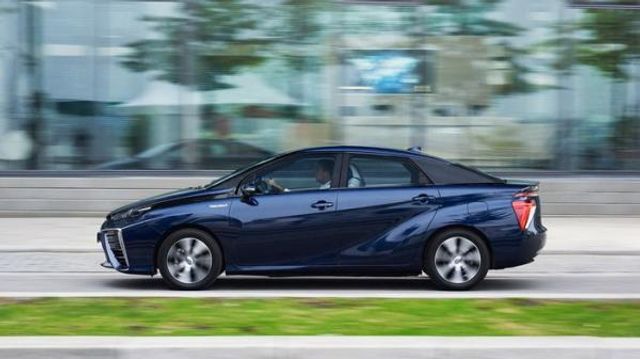 Toyota випустила автомобіль, який працює на водні - фото 186101