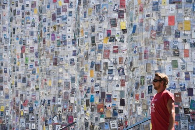 У Німеччині побудували Парфенон з сотні тисяч заборонених книг: вражаючі фото - фото 192555