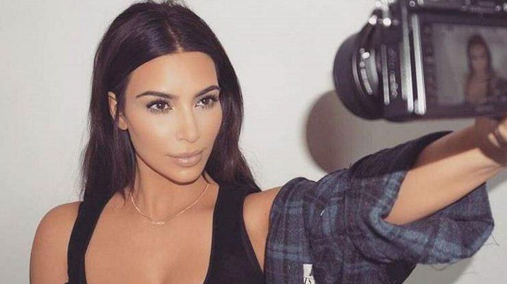 Кім Кардашян похвалилася ідеальним бюстом у прозорій майці: відверті фото