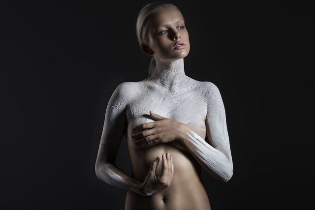 Фотограф "вдягнула" моделей у воду, вітер, вогонь та пісок: вражаючі фото (18+) - фото 187773