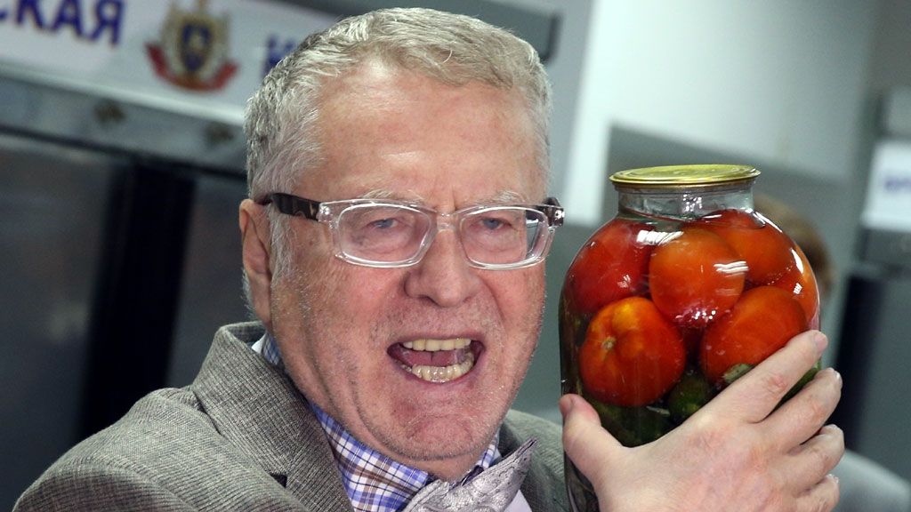 Жириновський відзначив День фізкультурника з молодиками в басейні