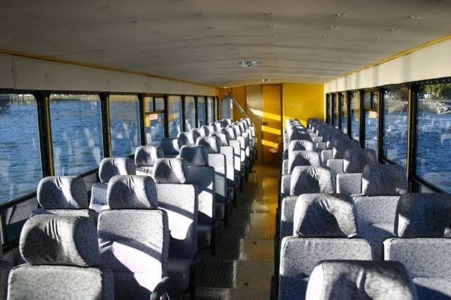 Автобус, який повноцінно тримається на воді - фото 188750