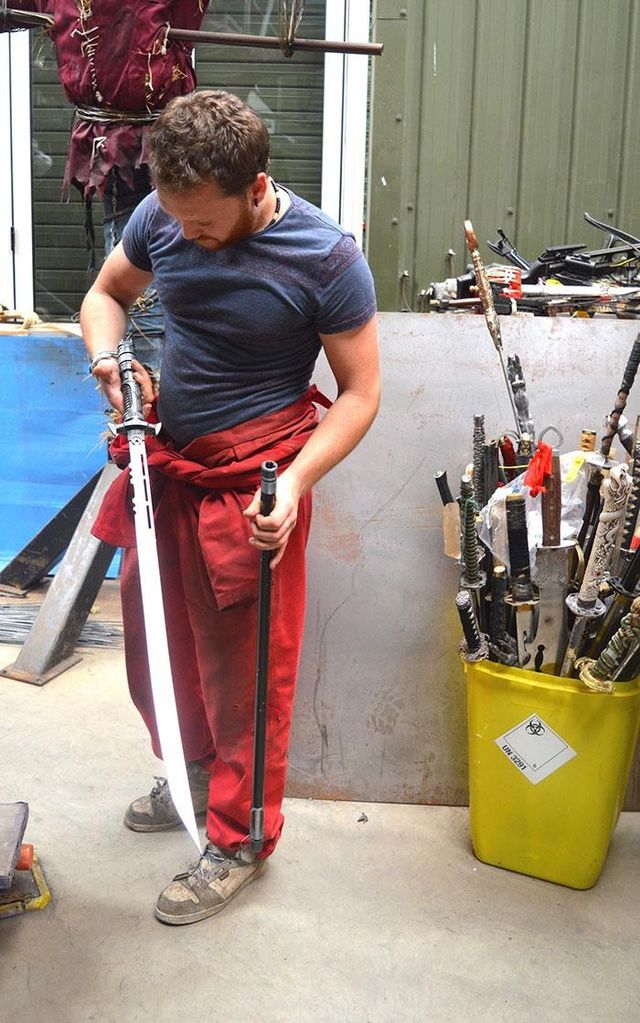 Британець створив скульптуру ангела зі ста тисяч ножів - фото 186697