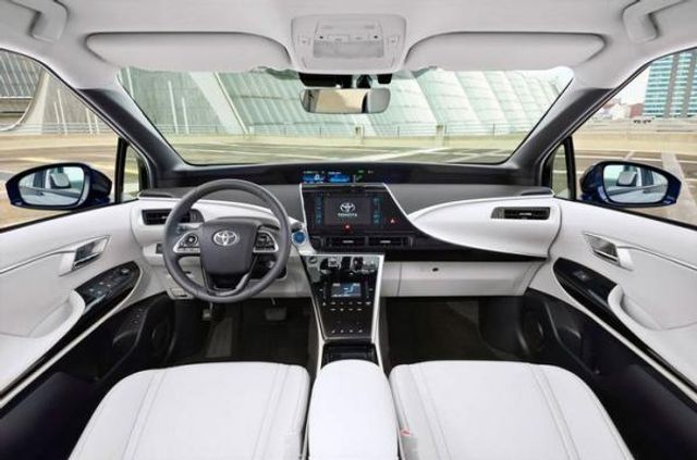 Toyota випустила автомобіль, який працює на водні - фото 186102