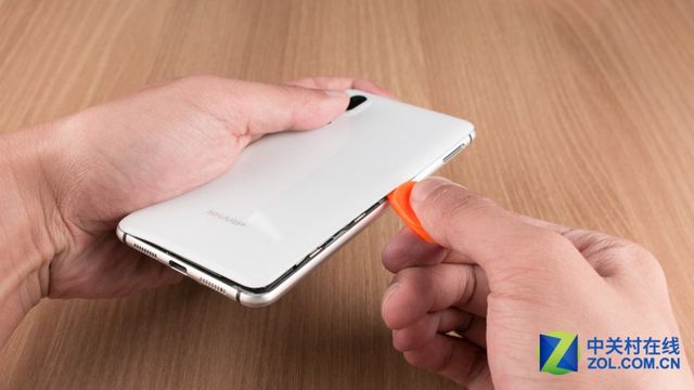 Усередині цікавіше: Sharp Aquos S2 потрапив до рук майстрів - фото 188794