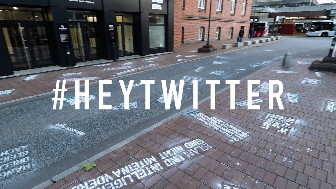 Художник на знак протесту намалював образливі твіти перед офісом Twitter