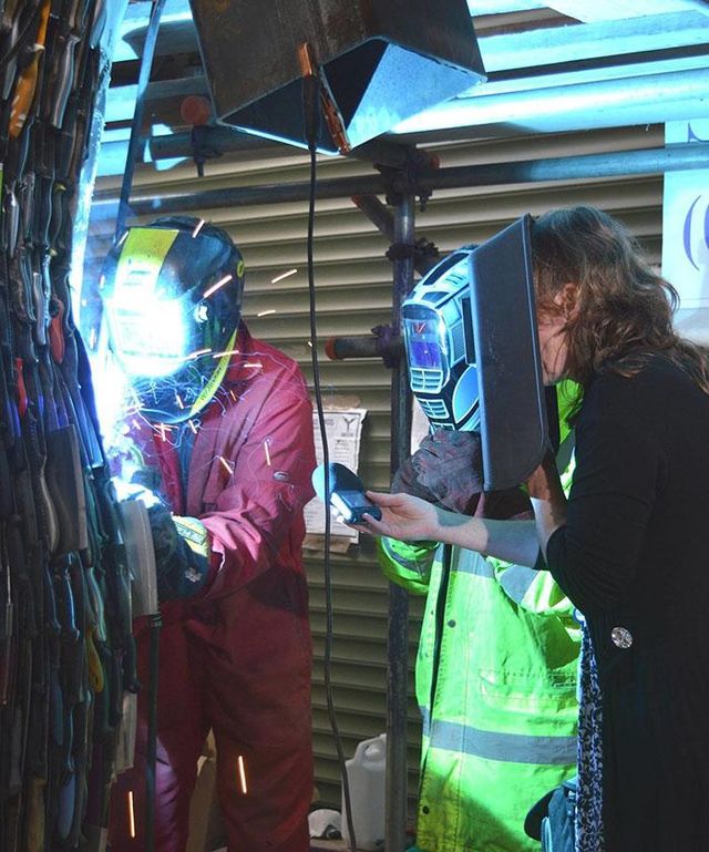 Британець створив скульптуру ангела зі ста тисяч ножів - фото 186694