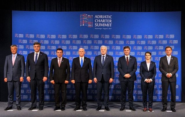 Прем'єр Албанії прийшов на саміт у незвичному взутті - фото 186169