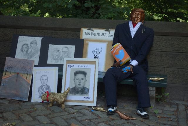 Трамп годує твітами голубів. У Нью-Йорку з’явилась кумедна статуя: фотофакт - фото 189464