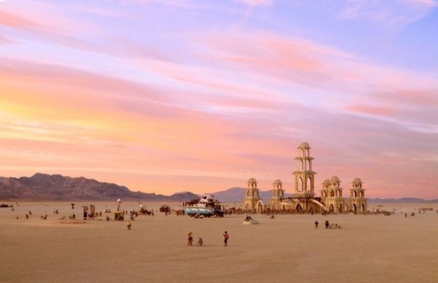 На фестивалі Burning Man в США спалять ціле місто: вражаючі фото - фото 190234