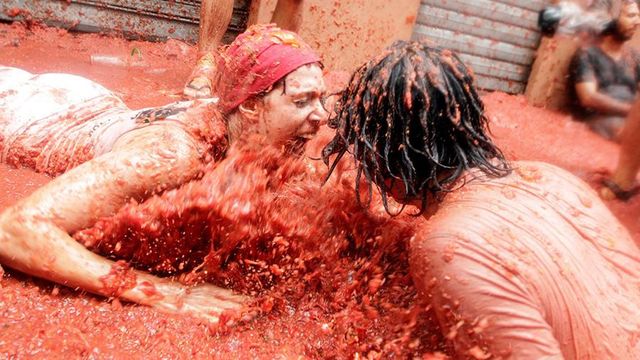 Як пройшов традиційний "помідорний" бій в Іспанії: шокуючі фото - фото 192601