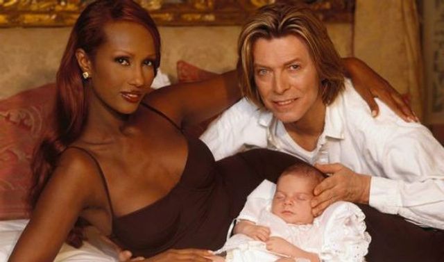 Вже доросла донька легендарного Девіда Бові вразила інтернет - фото 189910