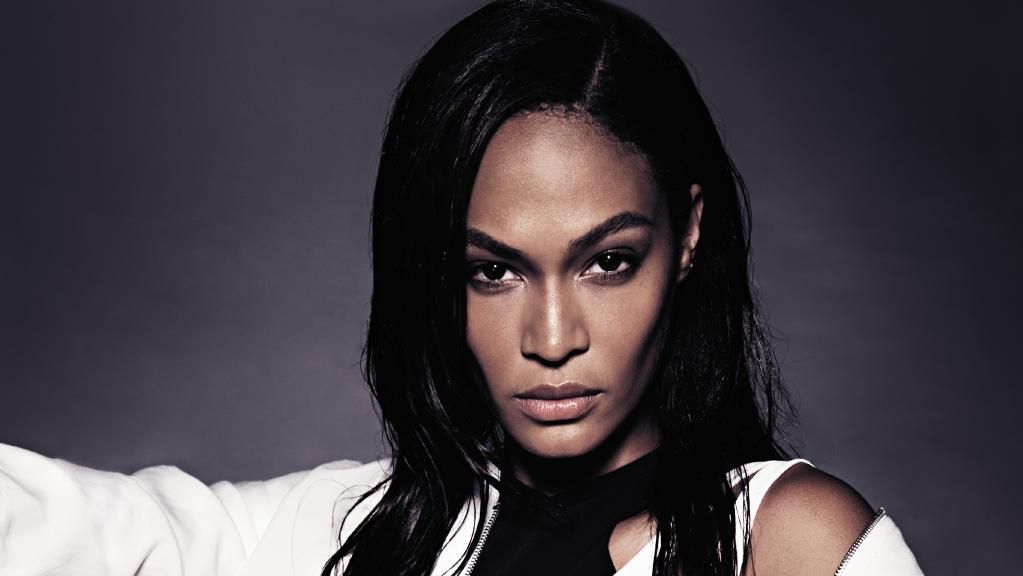 Джоан Смоллс потішила фанів відвертостями - фото 1