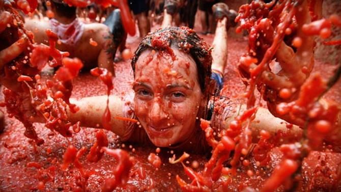 Як пройшов традиційний "помідорний" бій в Іспанії: шокуючі фото