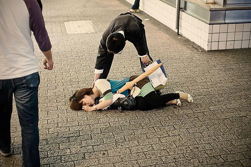 Втомлені мешканці Токіо засинають прямо на вулиці: фотофакт