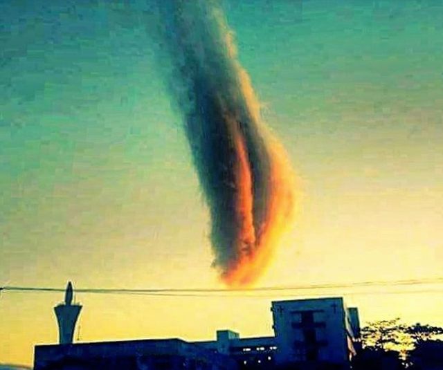 У небі над Бразилією побачили "руку Бога" - фото 190401