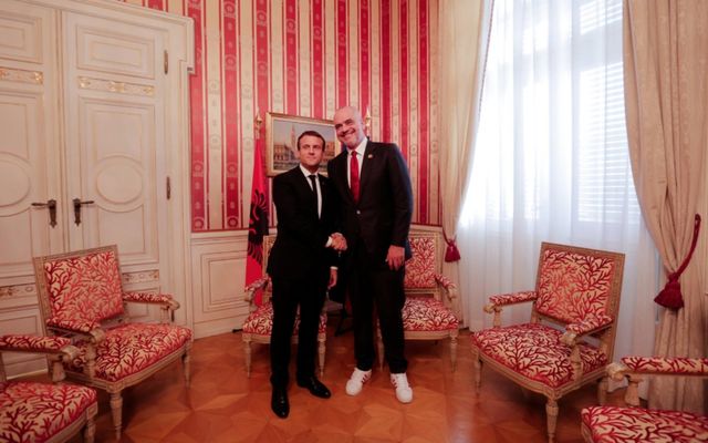 Прем'єр Албанії прийшов на саміт у незвичному взутті - фото 186170