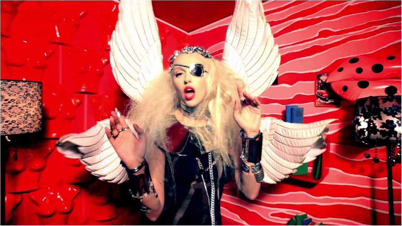 Ольга Полякова здивувала шанувальників екстравагантним образом