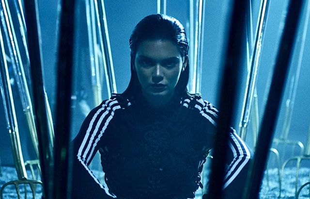 Кендалл Дженнер лягла задля реклами Adidas в труну - фото 189045