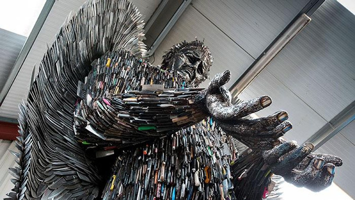 Британець створив скульптуру ангела зі ста тисяч ножів - фото 1