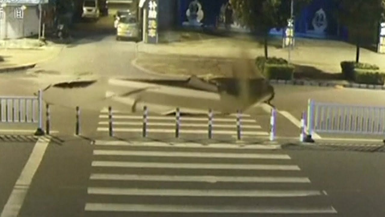 Китаєць на скутері пав у гігантську яму, яка раптово виникла на дорозі: епічне відео