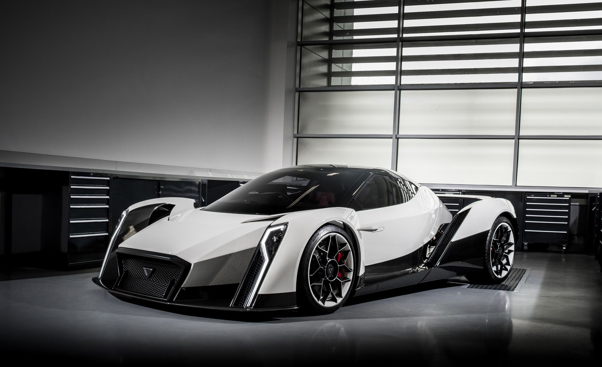 Екзотичний суперкар вперше виїхав на тести