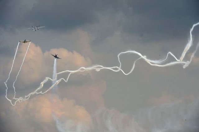 Як українські льотчики підкорювали Airshow-2017: ефектні фото - фото 192003