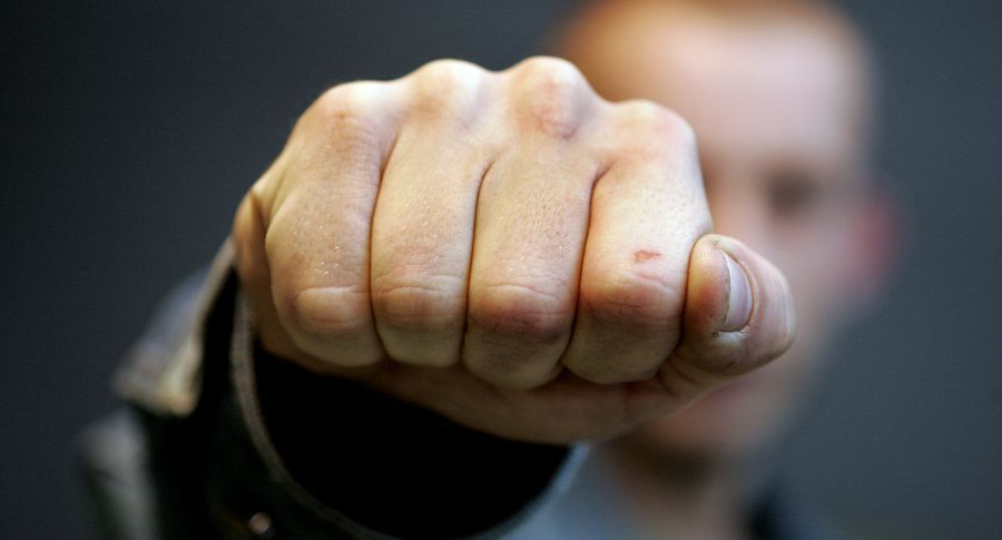 В Україні дівчина втратила свідомість від удару випадкового перехожого: відеофакт